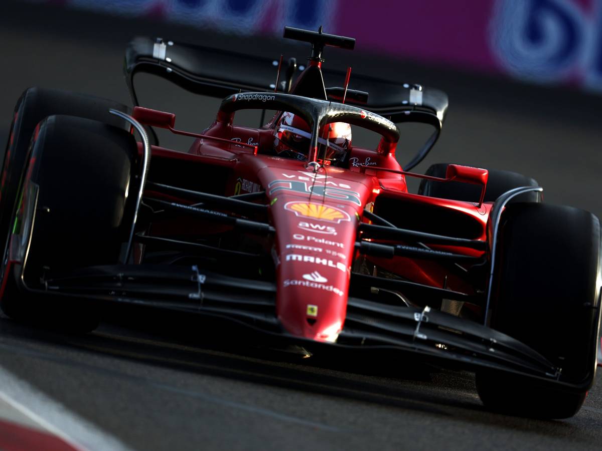 Charles Leclerc fährt im Qualifying des Großen Preis von Aserbaidschan.