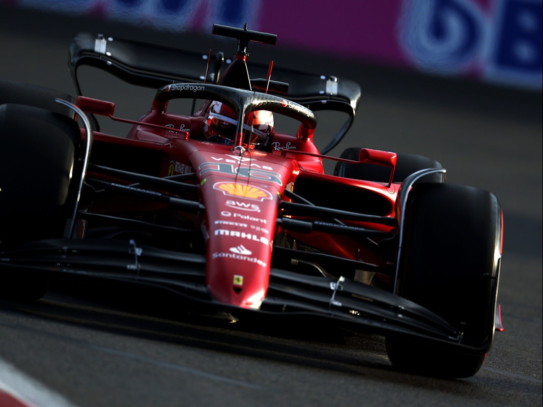 Charles Leclerc fährt im Qualifying des Großen Preis von Aserbaidschan.