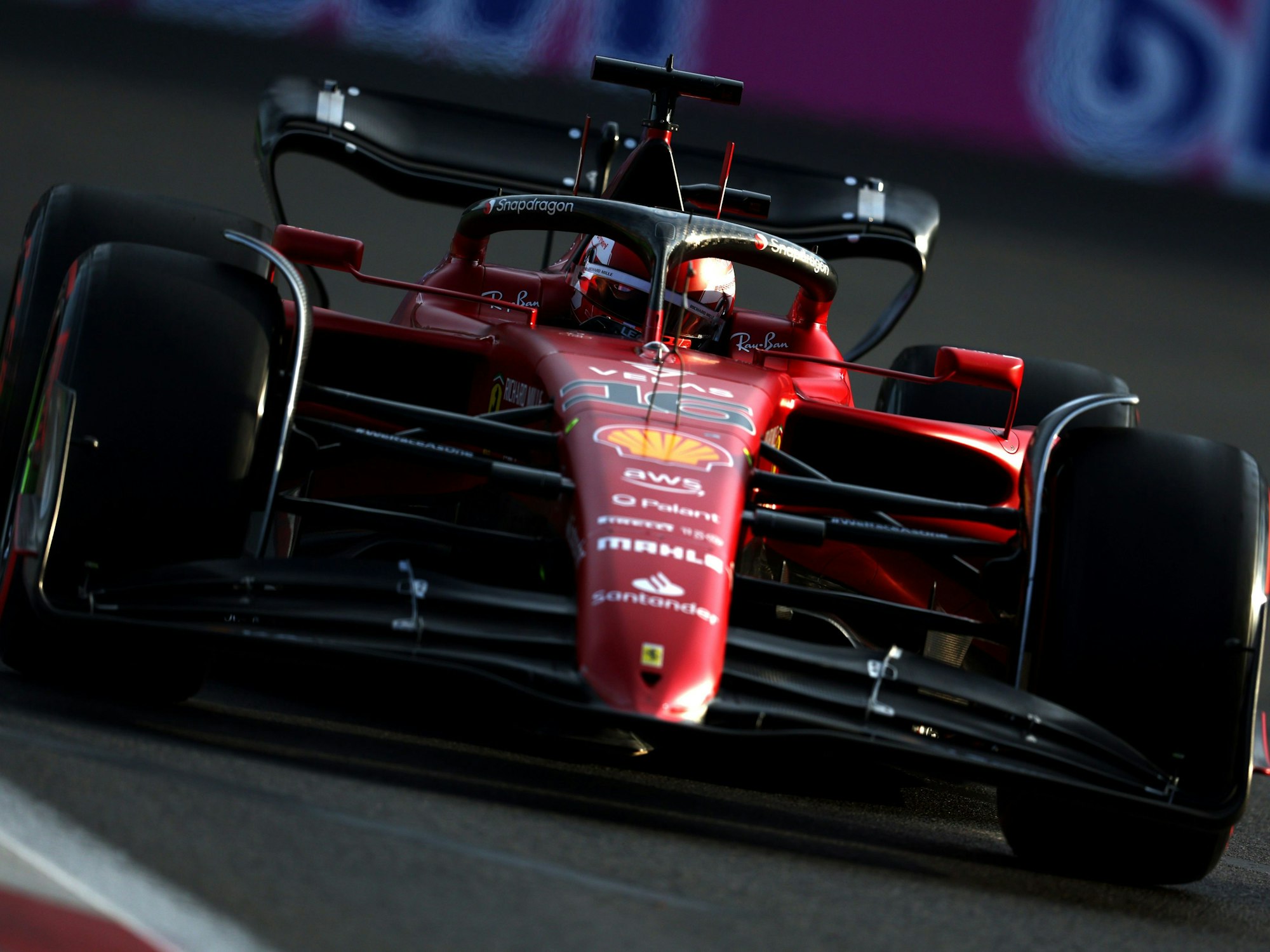 Charles Leclerc fährt im Qualifying des Großen Preis von Aserbaidschan.