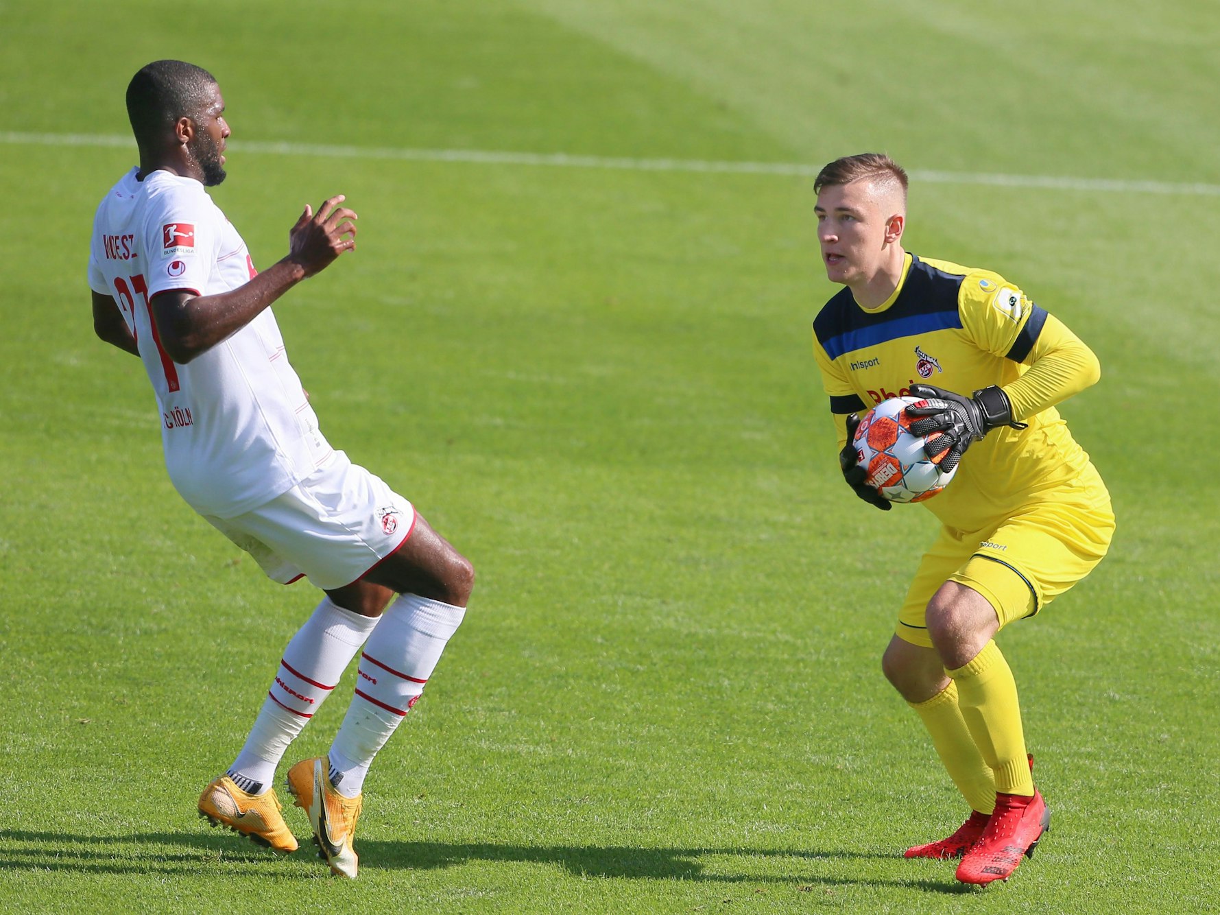 Daniel Adamczyk bei einem internen Testspiel (am 2. September 2021) mit FC-Torjäger Anthony Modeste