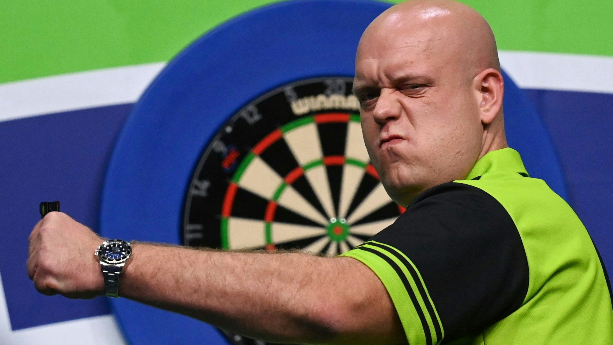 Michael van Gerwen ballt die Fast nach gelungenen Würfen auf die Dartscheibe.
