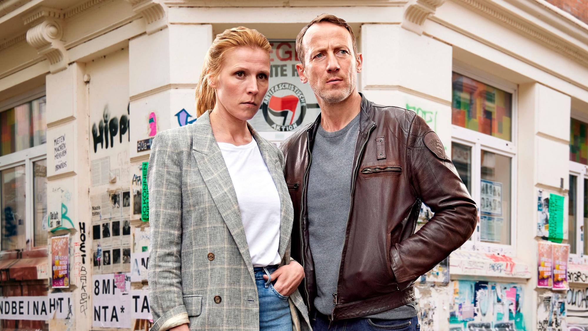 Julia Grosz (Franziska Weisz) und Thorsten Falke (Wotan Wilke Möhring) bekommen es im „Tatort: Schattenleben“ mit der FLINTA-Szene zu tun.