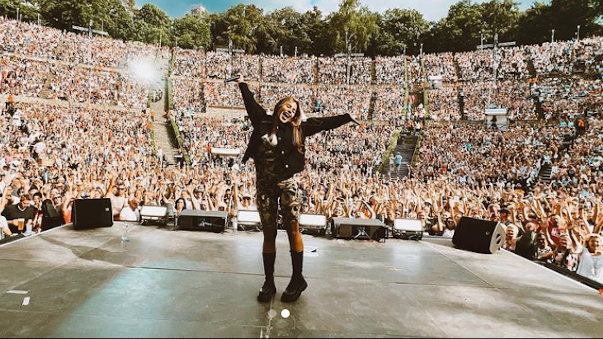 Sarah Engels steht vor zahlreichen Fans auf der Waldbühne bei der großen Schlagernacht in Berlin.