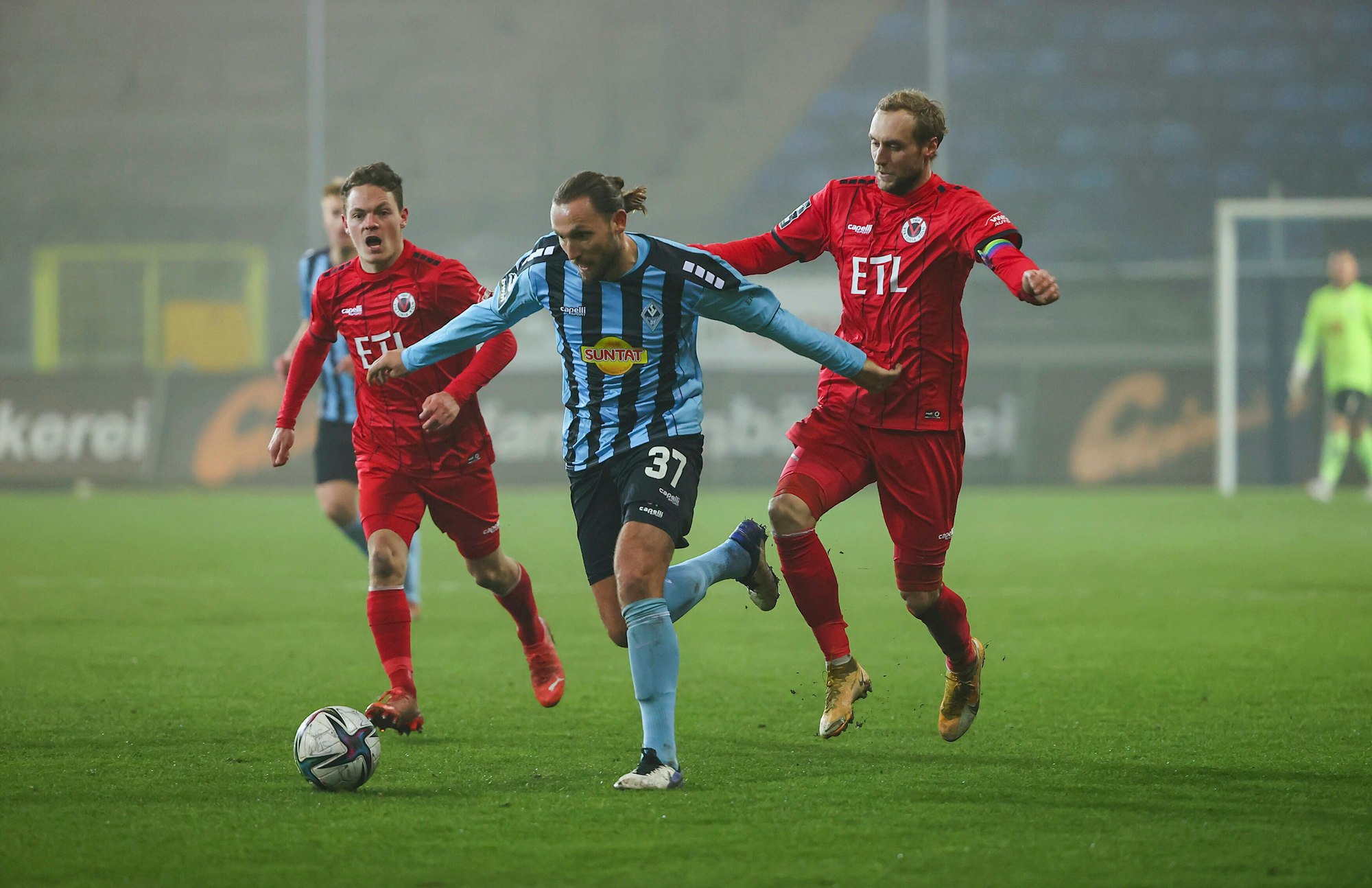 Marcel Risse im Zweikampf mit Marco Höger.