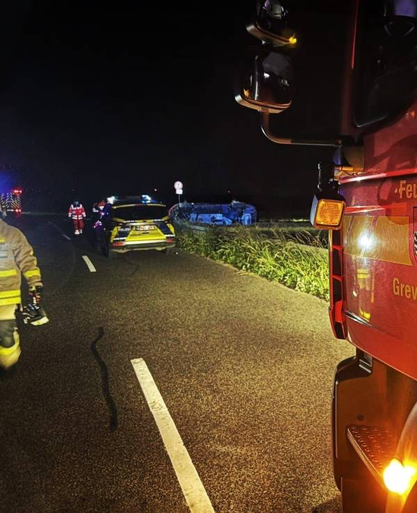 Das Bild zeigt das Feuerwehrfahrzeug am 11. Juni 2022 in Grevenbroich an Unfallstelle.