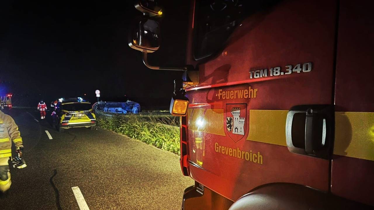 Das Bild zeigt das Feuerwehrfahrzeug am 11. Juni 2022 in Grevenbroich an Unfallstelle.