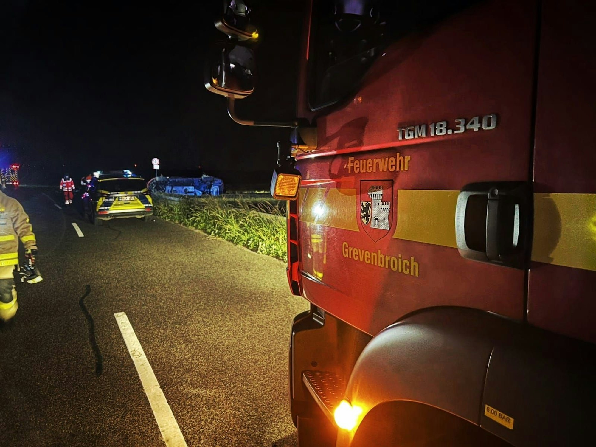 Das Bild zeigt das Feuerwehrfahrzeug am 11. Juni 2022 in Grevenbroich an Unfallstelle.