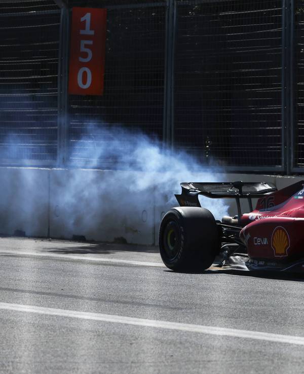 Plötzlich fing das Auto an zu rauchen. Mit einem Motorschaden musste Charles Leclerc vorzeitig das Rennen beenden.