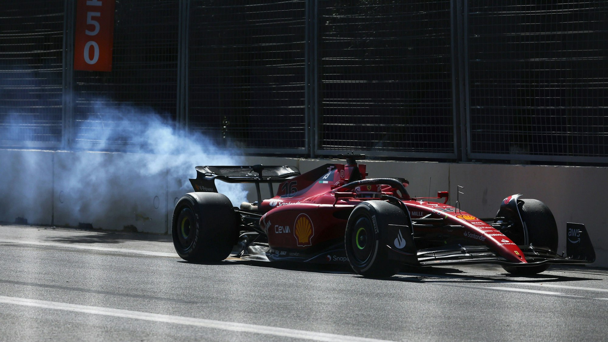 Plötzlich fing das Auto an zu rauchen. Mit einem Motorschaden musste Charles Leclerc vorzeitig das Rennen beenden.