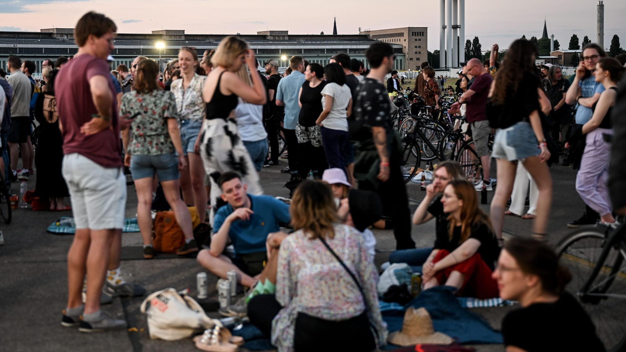 Viele Menschen verfolgen das „Tempelhof-Sounds“-Festival auf dem Gelände des ehemaligen Flughafen Berlin Tempelhof vom Feld aus.