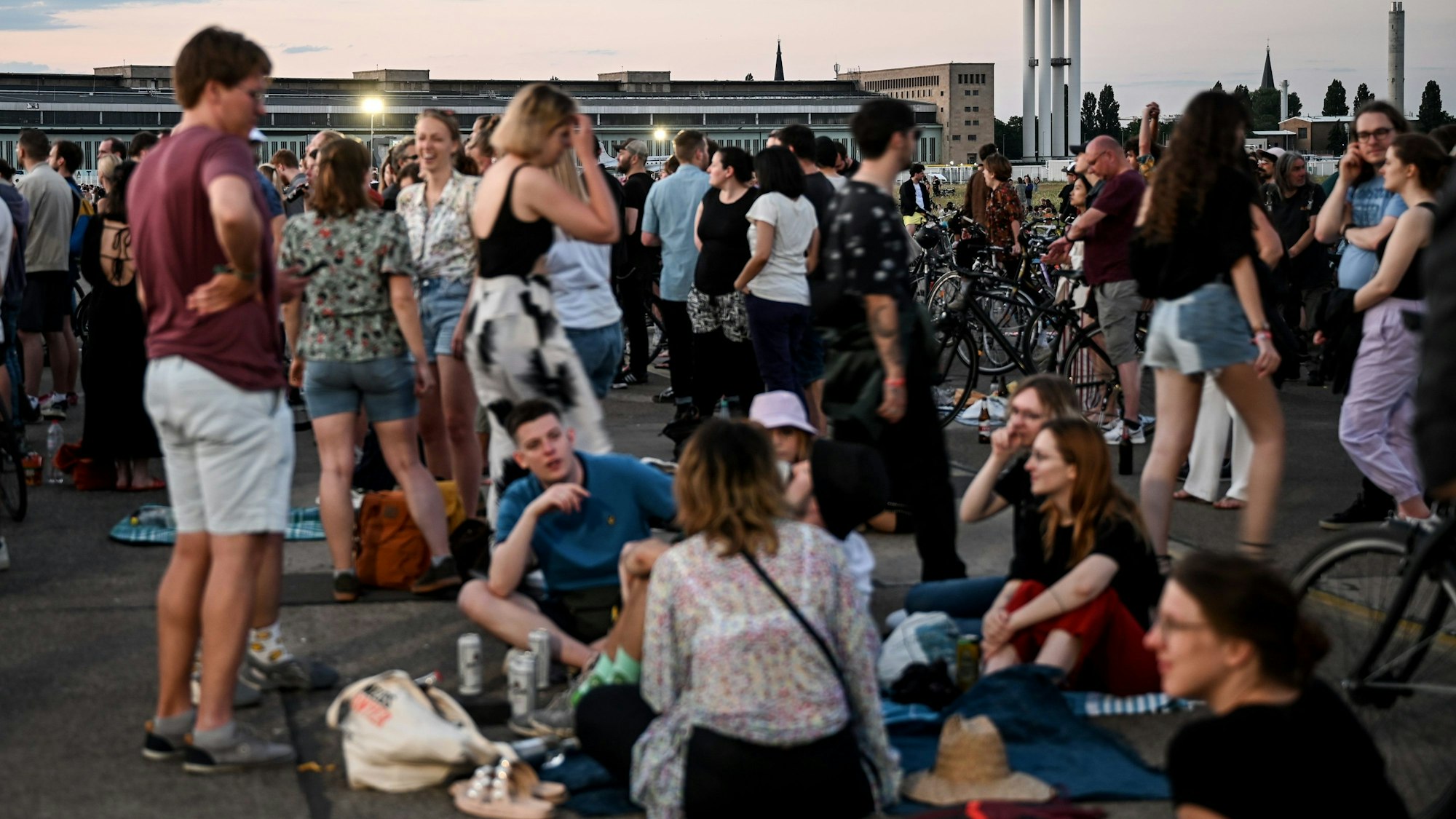 Viele Menschen verfolgen das „Tempelhof-Sounds“-Festival auf dem Gelände des ehemaligen Flughafen Berlin Tempelhof vom Feld aus.