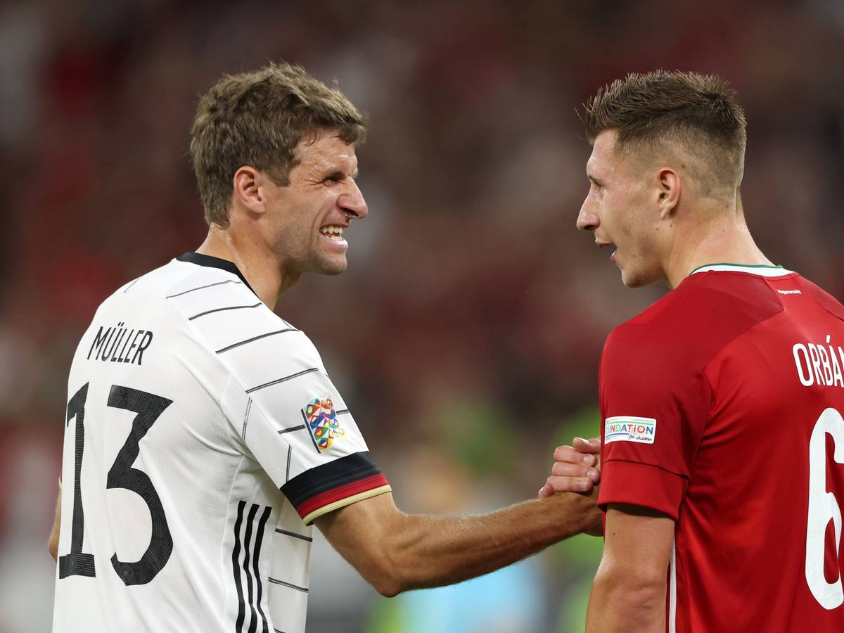 Thomas Müller und Willi Orban geben sich nach dem Spiel die Hand.