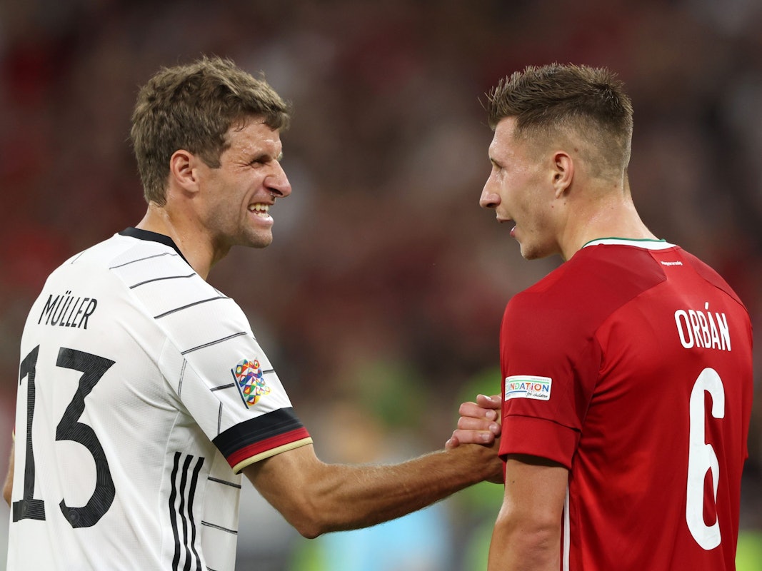 Thomas Müller und Willi Orban geben sich nach dem Spiel die Hand.
