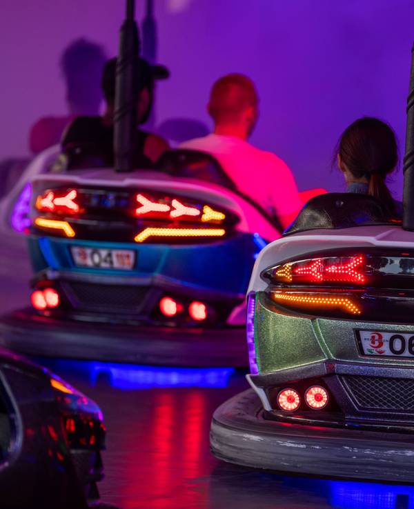 Personen fahren auf der Pop-up-Kirmes in Neuss (NRW) mit dem Autoscooter.
