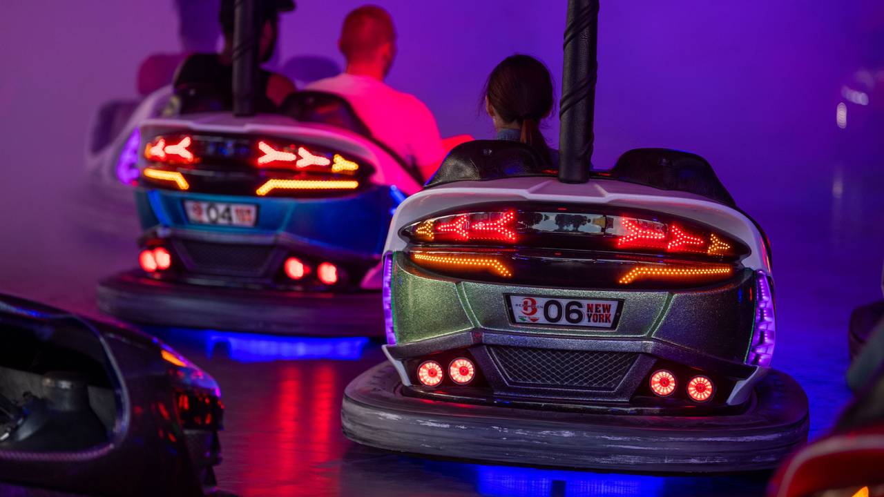 Personen fahren auf der Pop-up-Kirmes in Neuss (NRW) mit dem Autoscooter.