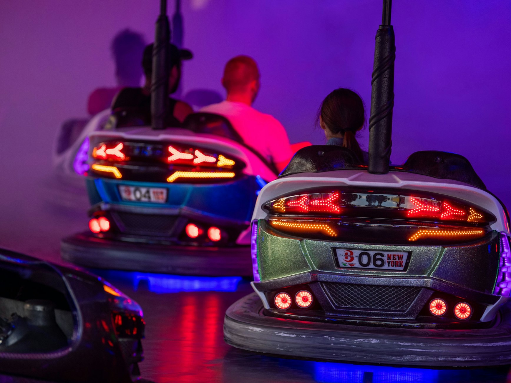 Personen fahren auf der Pop-up-Kirmes in Neuss (NRW) mit dem Autoscooter.