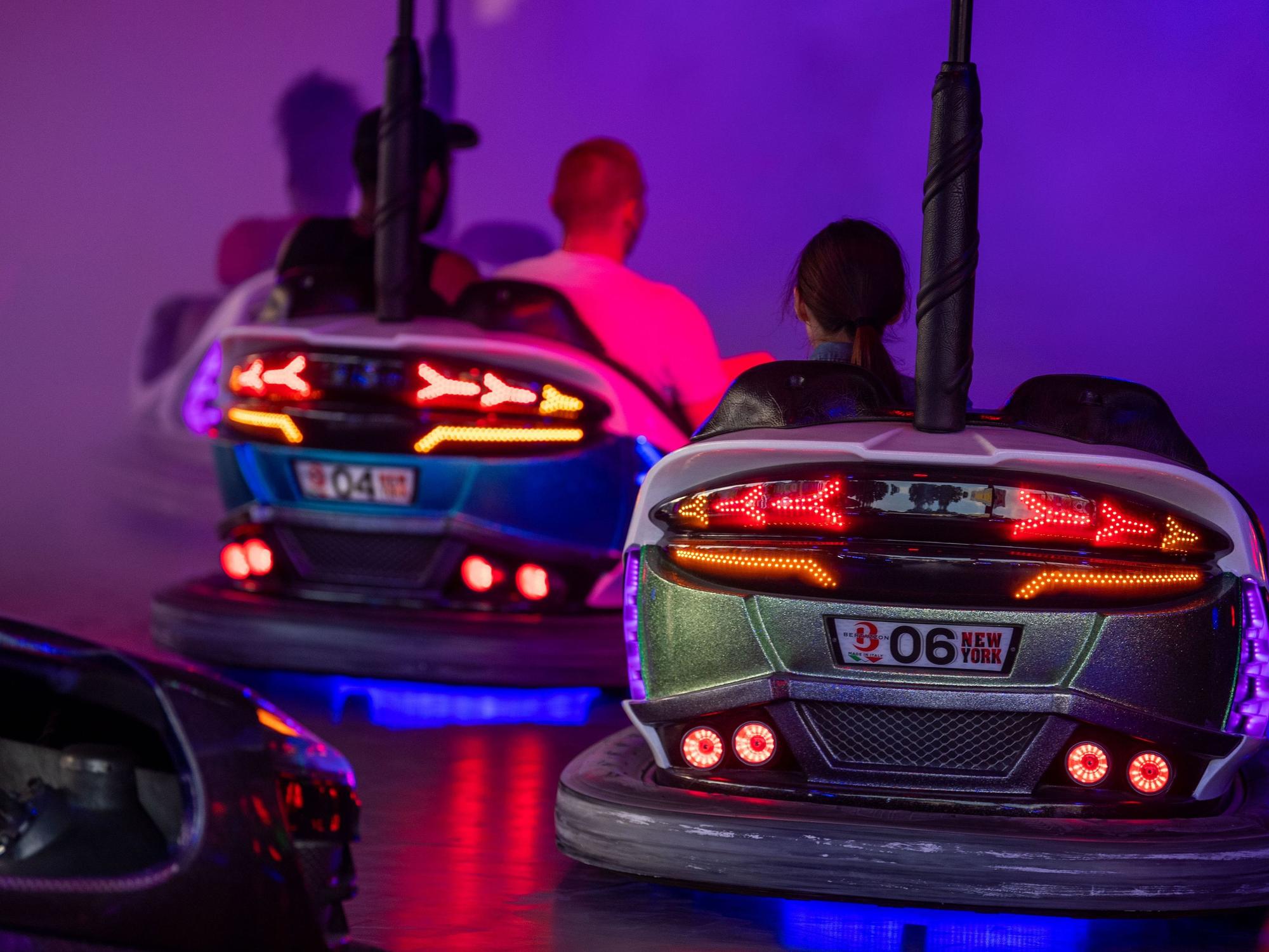 Personen fahren auf der Pop-up-Kirmes in Neuss (NRW) mit dem Autoscooter.