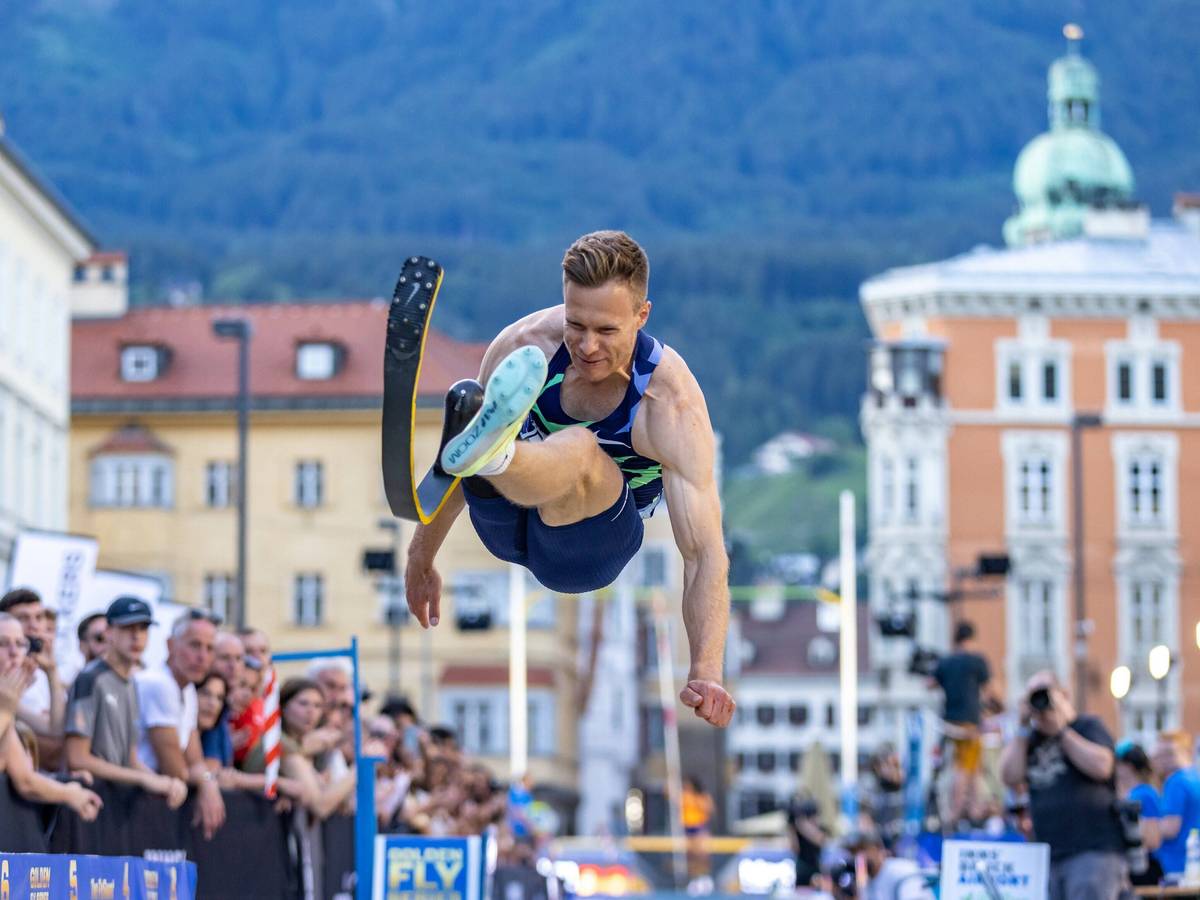 Weitspringer Markus Rehm fliegt durch die Luft.