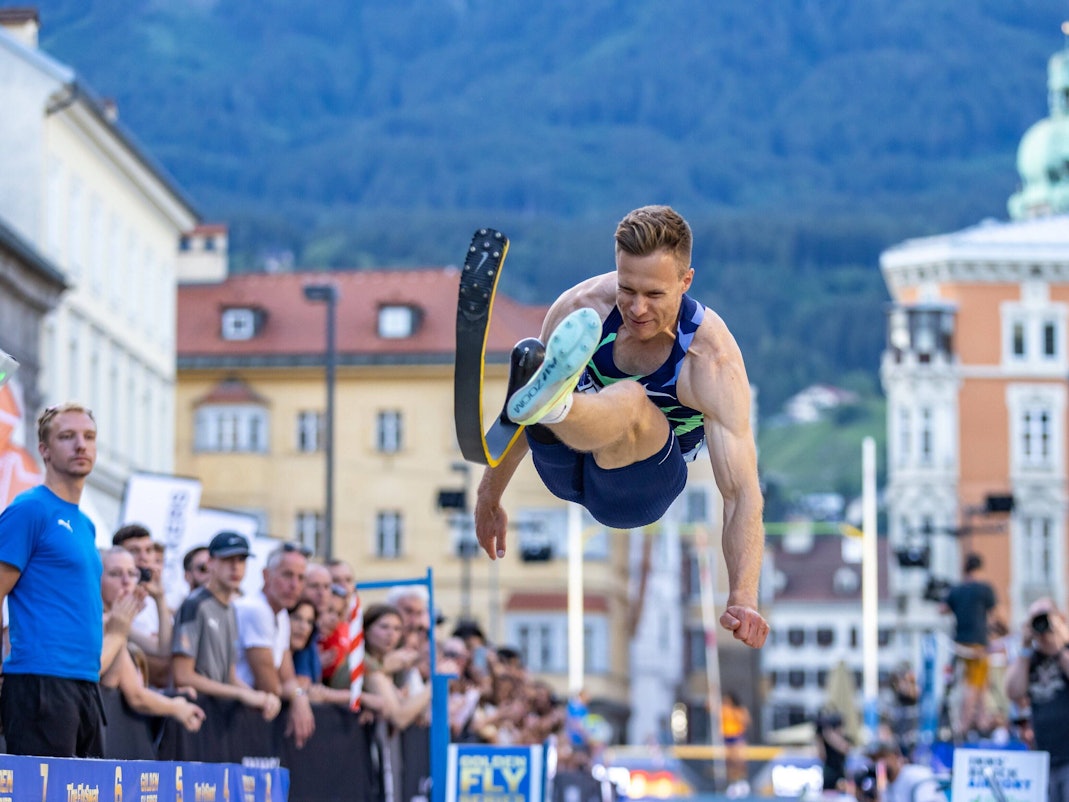 Weitspringer Markus Rehm fliegt durch die Luft.