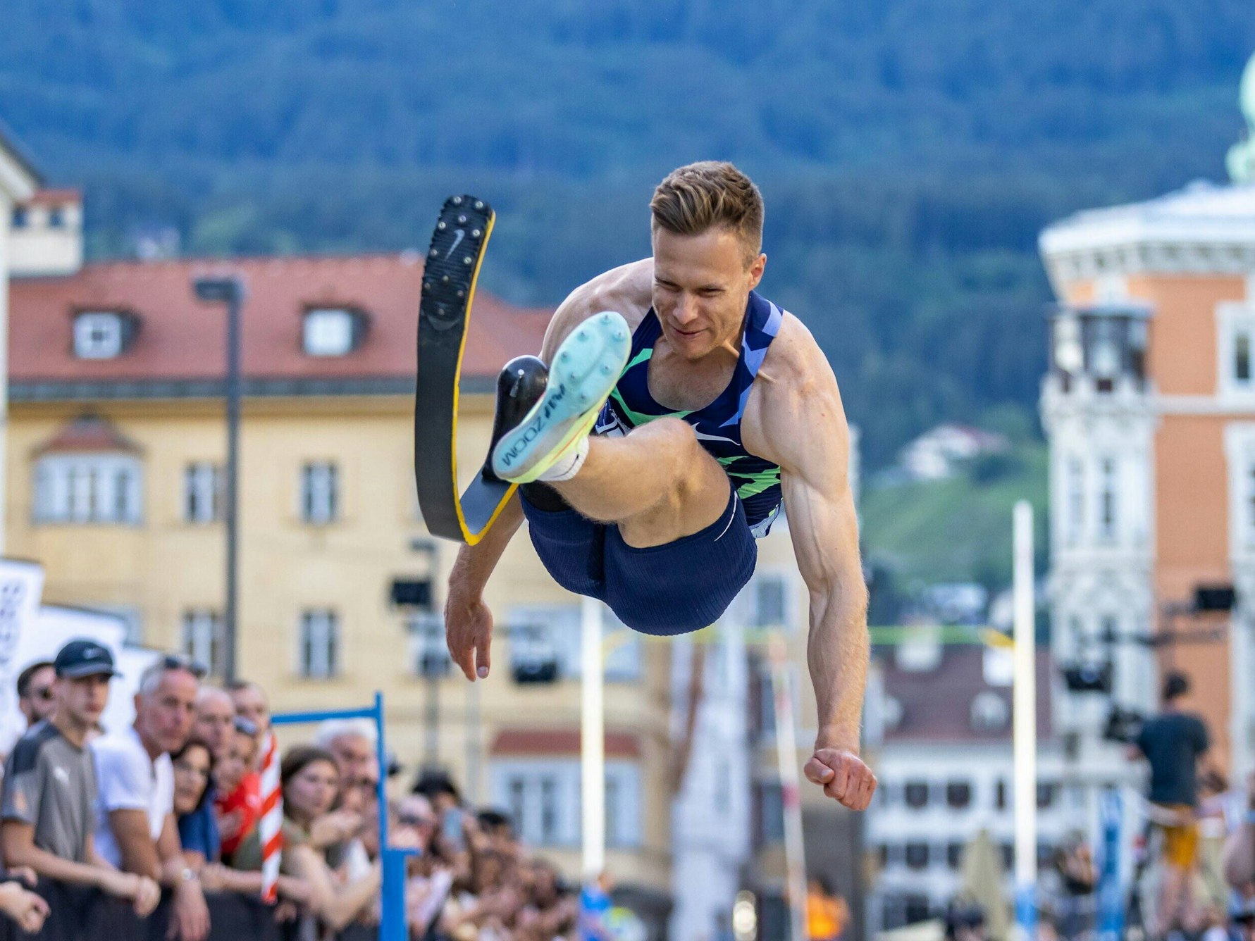 Weitspringer Markus Rehm fliegt durch die Luft.