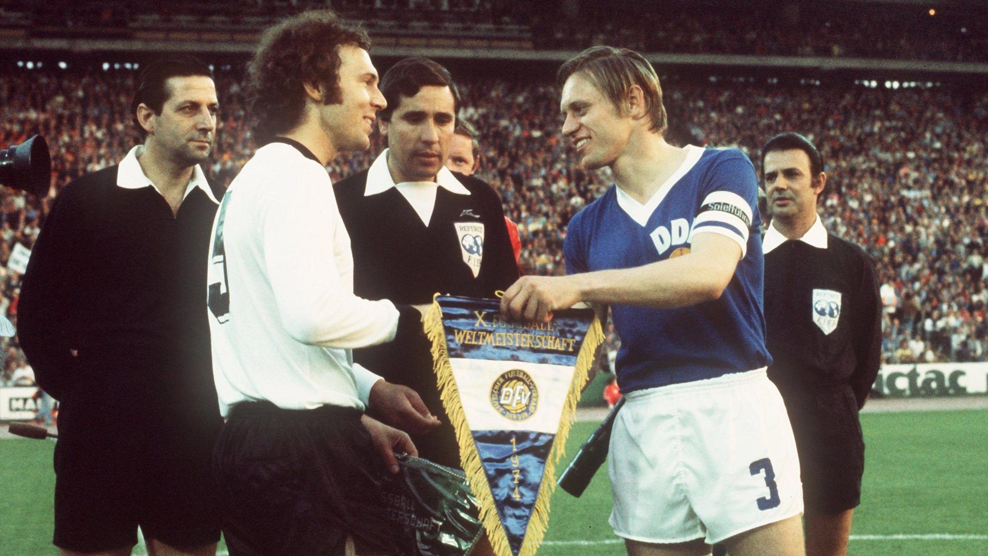 Bernd Bransch und Franz Beckenbauer beim Wimpeltausch.
