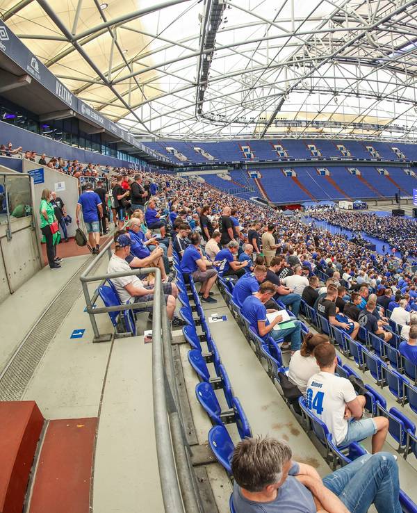 Rund 4400 Schalker Mitglieder waren bei der Versammlung in der Veltins Arena anwesend.