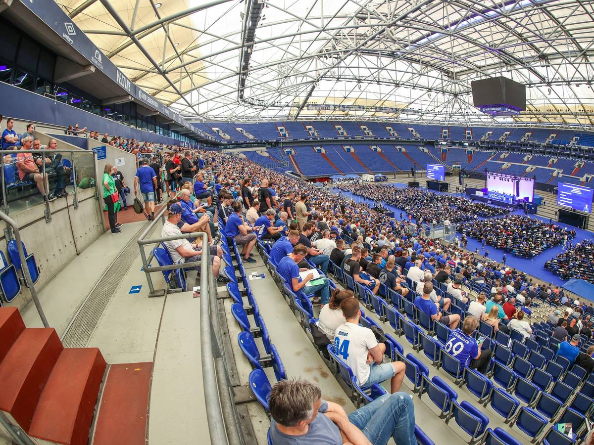 Rund 4400 Schalker Mitglieder waren bei der Versammlung in der Veltins Arena anwesend.