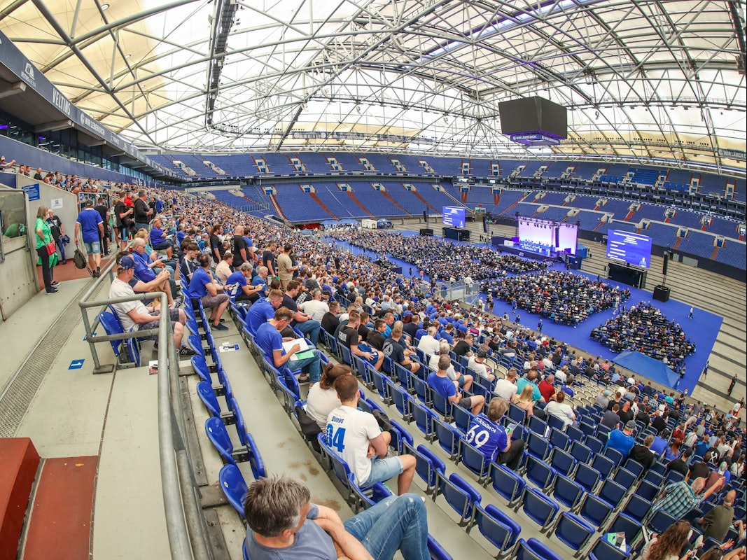 Rund 4400 Schalker Mitglieder waren bei der Versammlung in der Veltins Arena anwesend.