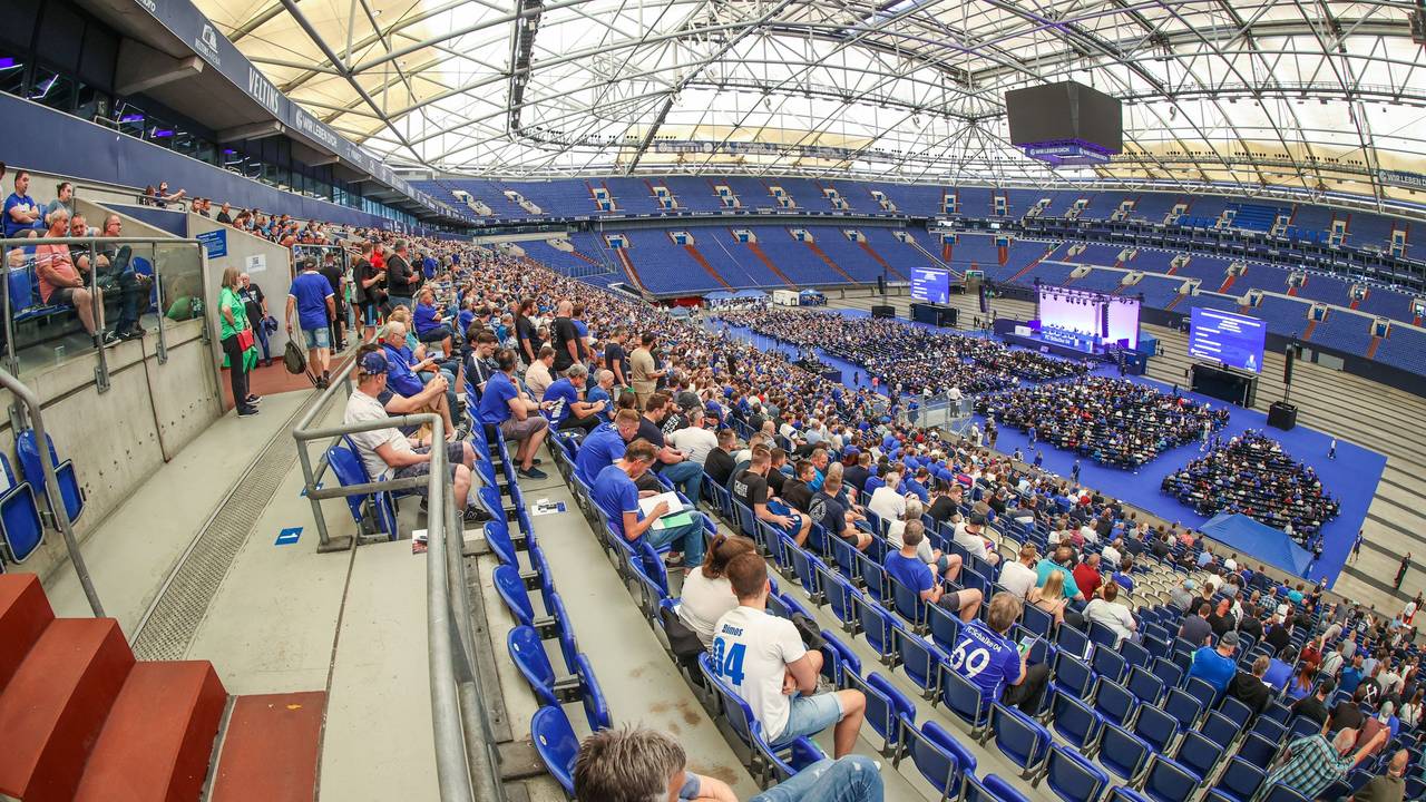 Rund 4400 Schalker Mitglieder waren bei der Versammlung in der Veltins Arena anwesend.