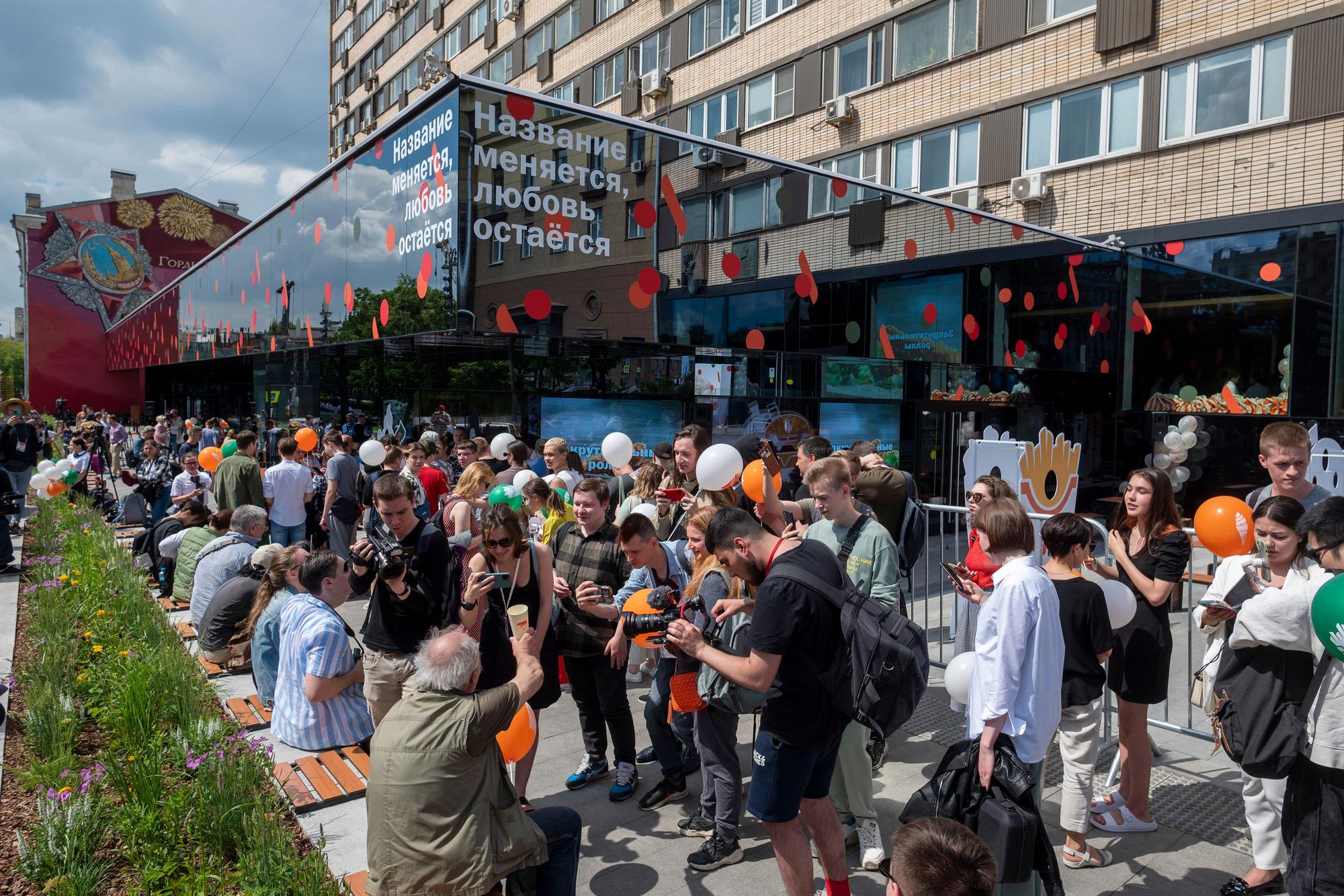 Menschen stehen Schlange, um ein neu eröffnetes Fast-Food-Restaurant in einer ehemaligen McDonald's Filiale zu besuchen. Nachdem McDonald's als Reaktion auf Russlands Angriffskrieg in der Ukraine alle Filialen im Land schloss, eröffnen Filialen wieder unter einem neuen, russischen Besitzer.