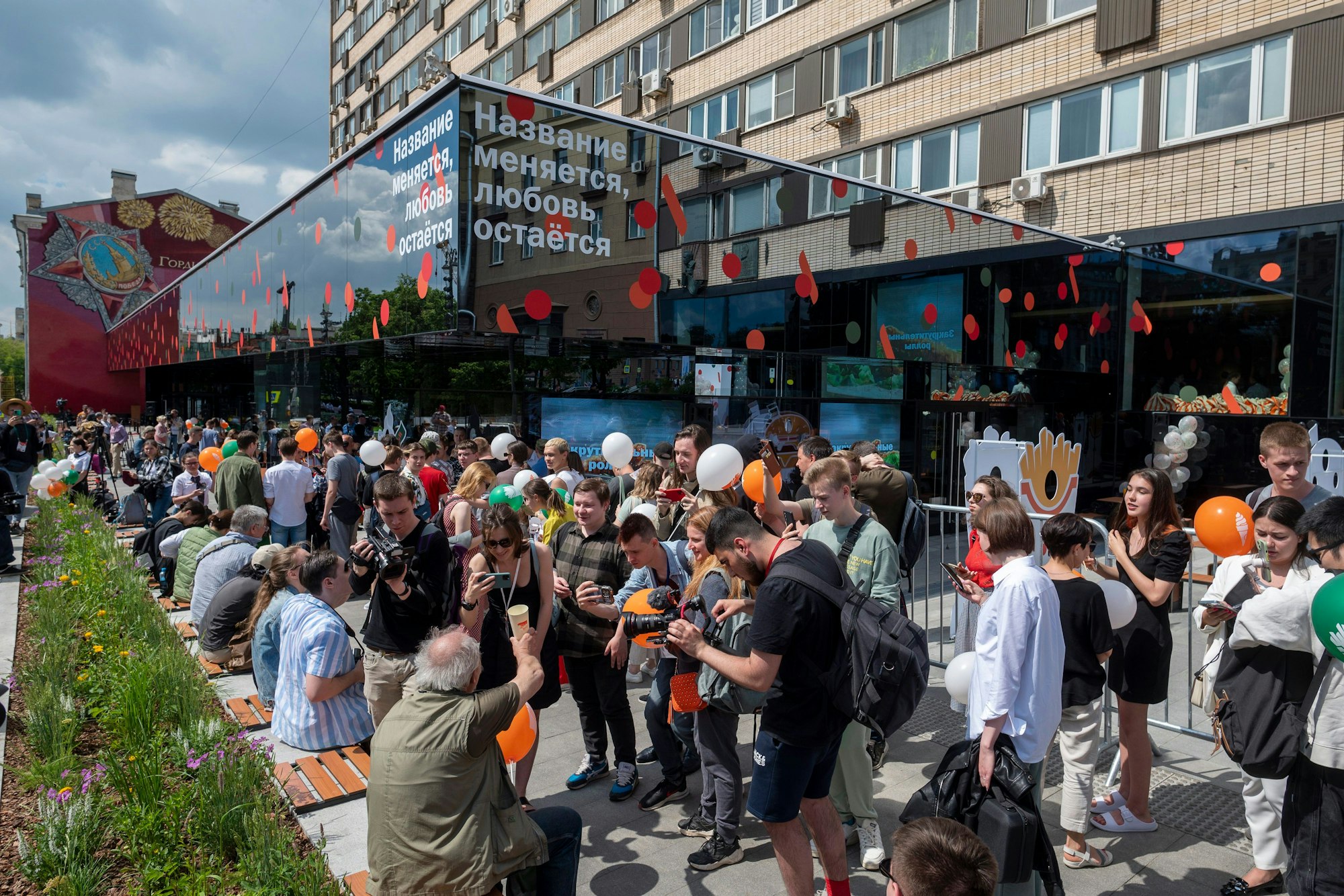 Menschen stehen Schlange, um ein neu eröffnetes Fast-Food-Restaurant in einer ehemaligen McDonald's Filiale zu besuchen. Nachdem McDonald's als Reaktion auf Russlands Angriffskrieg in der Ukraine alle Filialen im Land schloss, eröffnen Filialen wieder unter einem neuen, russischen Besitzer.
