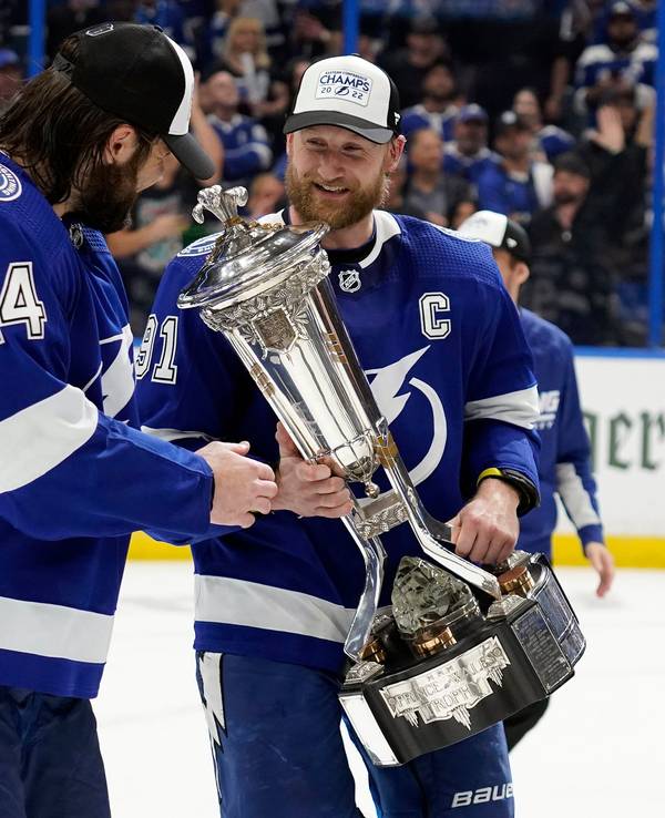 Die Eishockey-Profis Steven Stamkos und Pat Maroon mit der Prince of Wales Trophy.