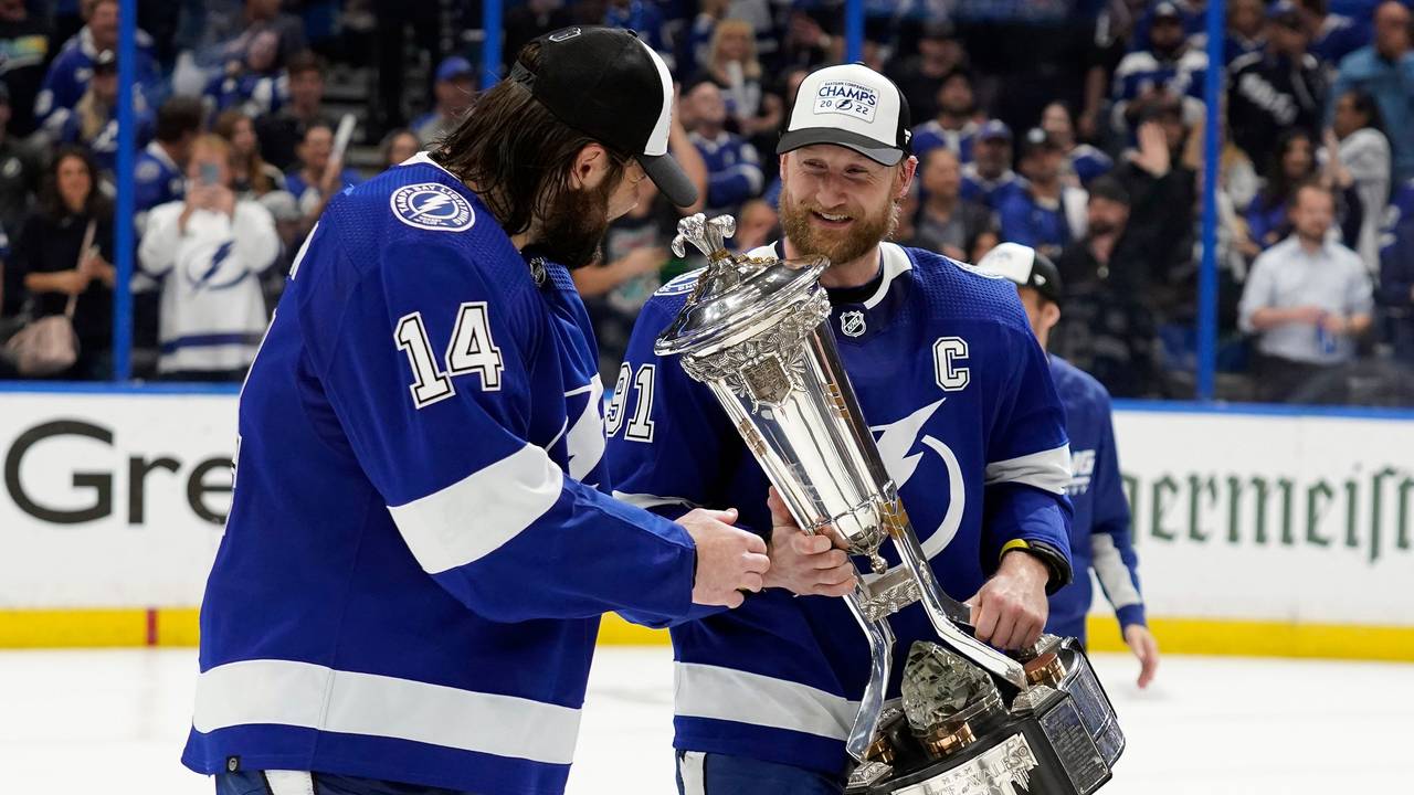 Die Eishockey-Profis Steven Stamkos und Pat Maroon mit der Prince of Wales Trophy.