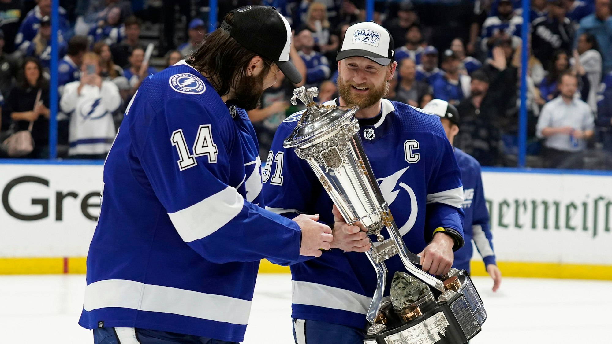 Die Eishockey-Profis Steven Stamkos und Pat Maroon mit der Prince of Wales Trophy.