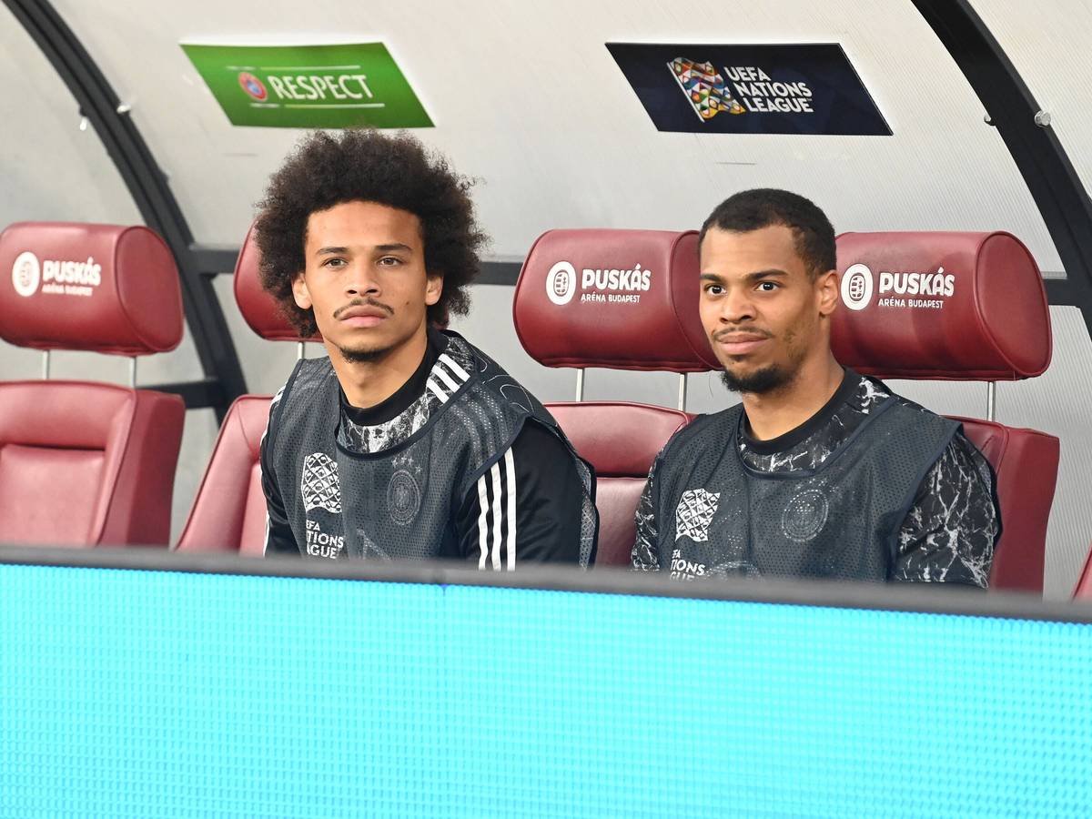 Leroy Sane und Benjamin Henrichs sitzen auf der Ersatzbank.