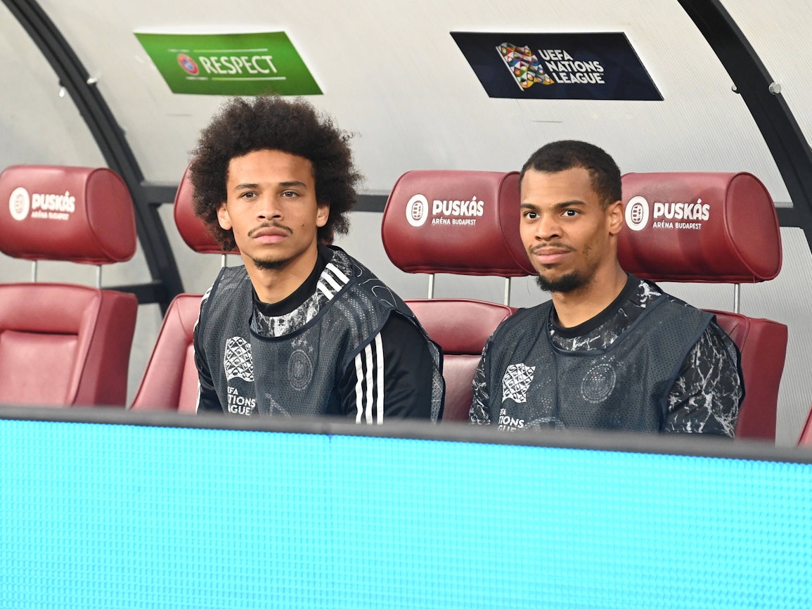 Leroy Sane und Benjamin Henrichs sitzen auf der Ersatzbank.