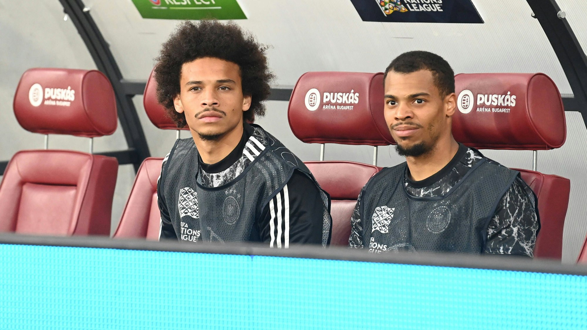 Leroy Sane und Benjamin Henrichs sitzen auf der Ersatzbank.