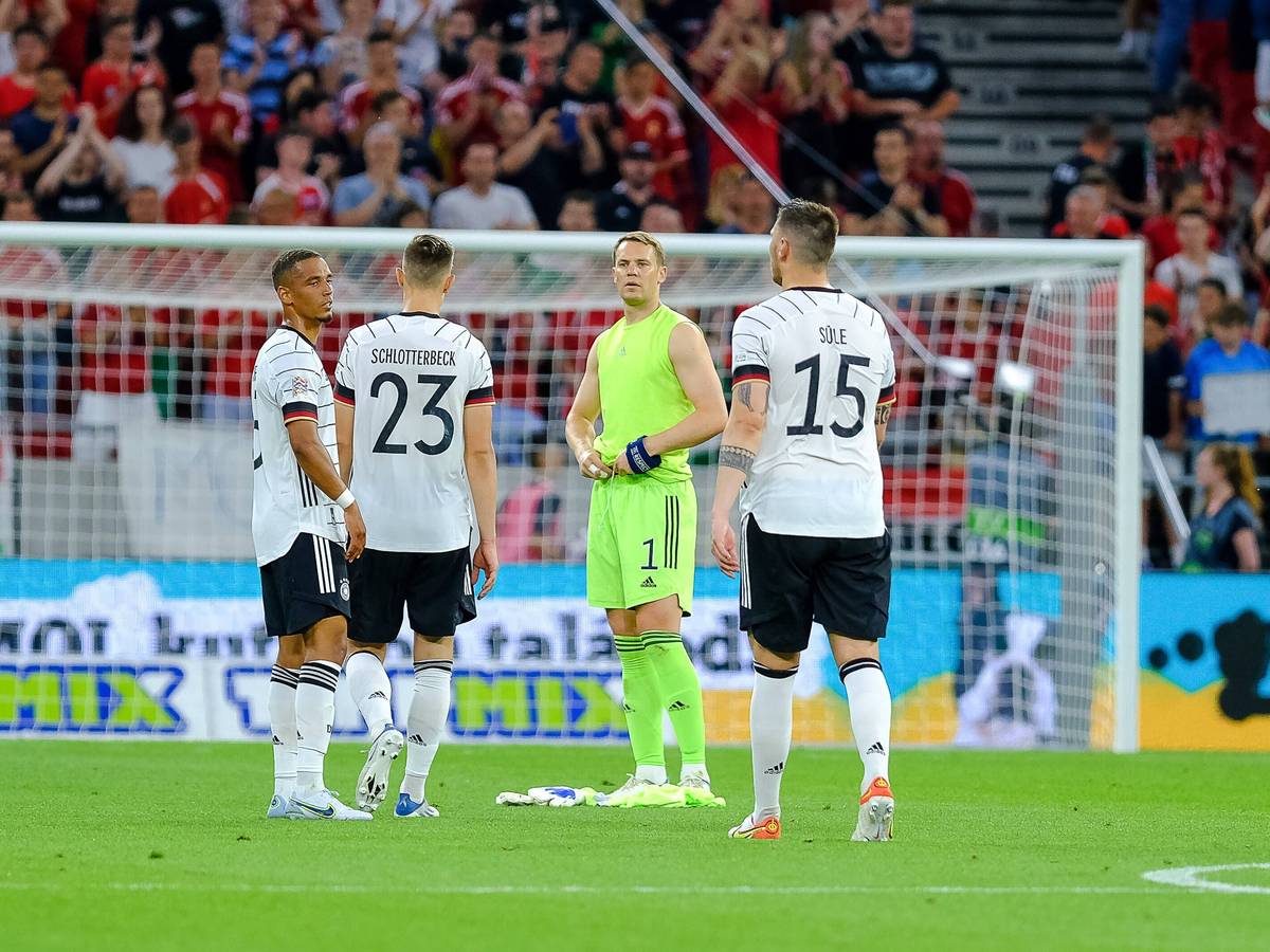 Thilo Kehrer, Nico Schlotterbeck, Manuel Neuer und Niklas Süle stehen zusammen auf dem Platz.