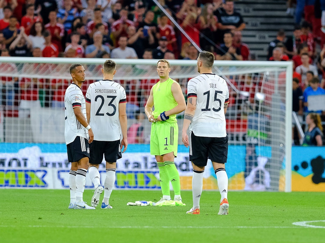 Thilo Kehrer, Nico Schlotterbeck, Manuel Neuer und Niklas Süle stehen zusammen auf dem Platz.