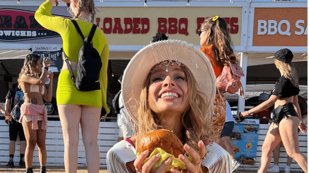 Lola Weippert freut sich über ihren Burger.