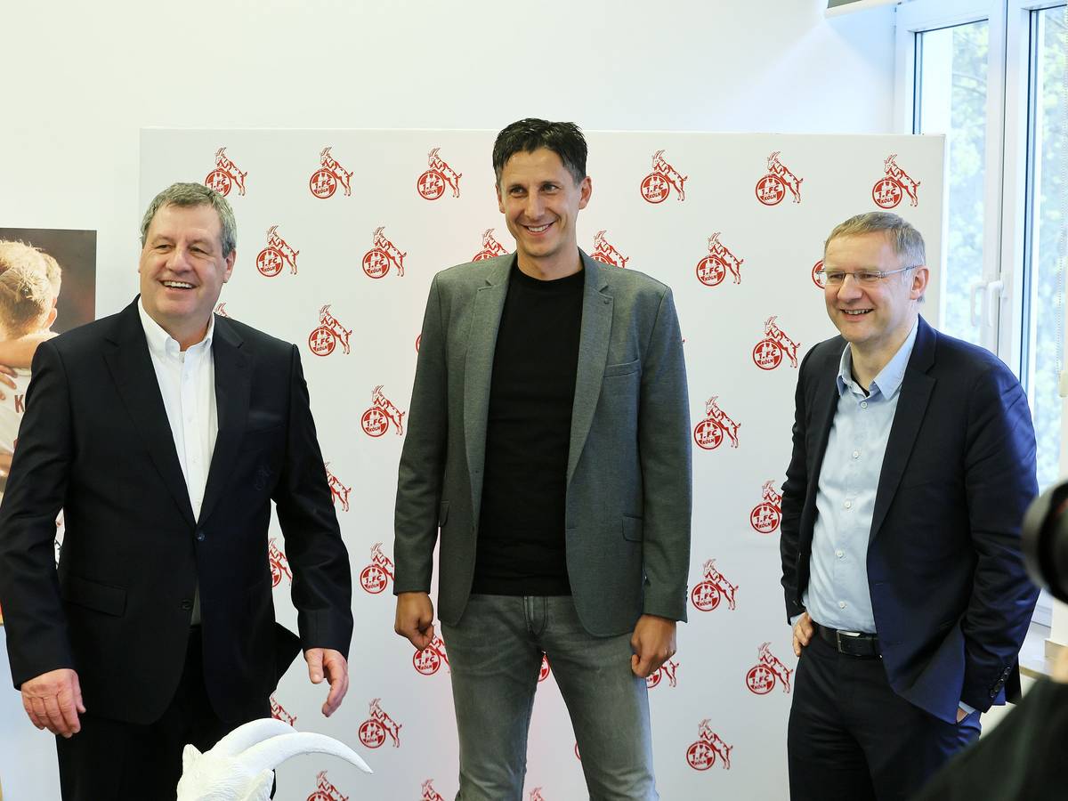 Präsident Werner Wolf (l.) und Vize Eckhard Sauren (r.) mit FC-Geschäftsführer Christian Keller, bei dessen Vorstellung im Geißbockheim am 4. April 2022