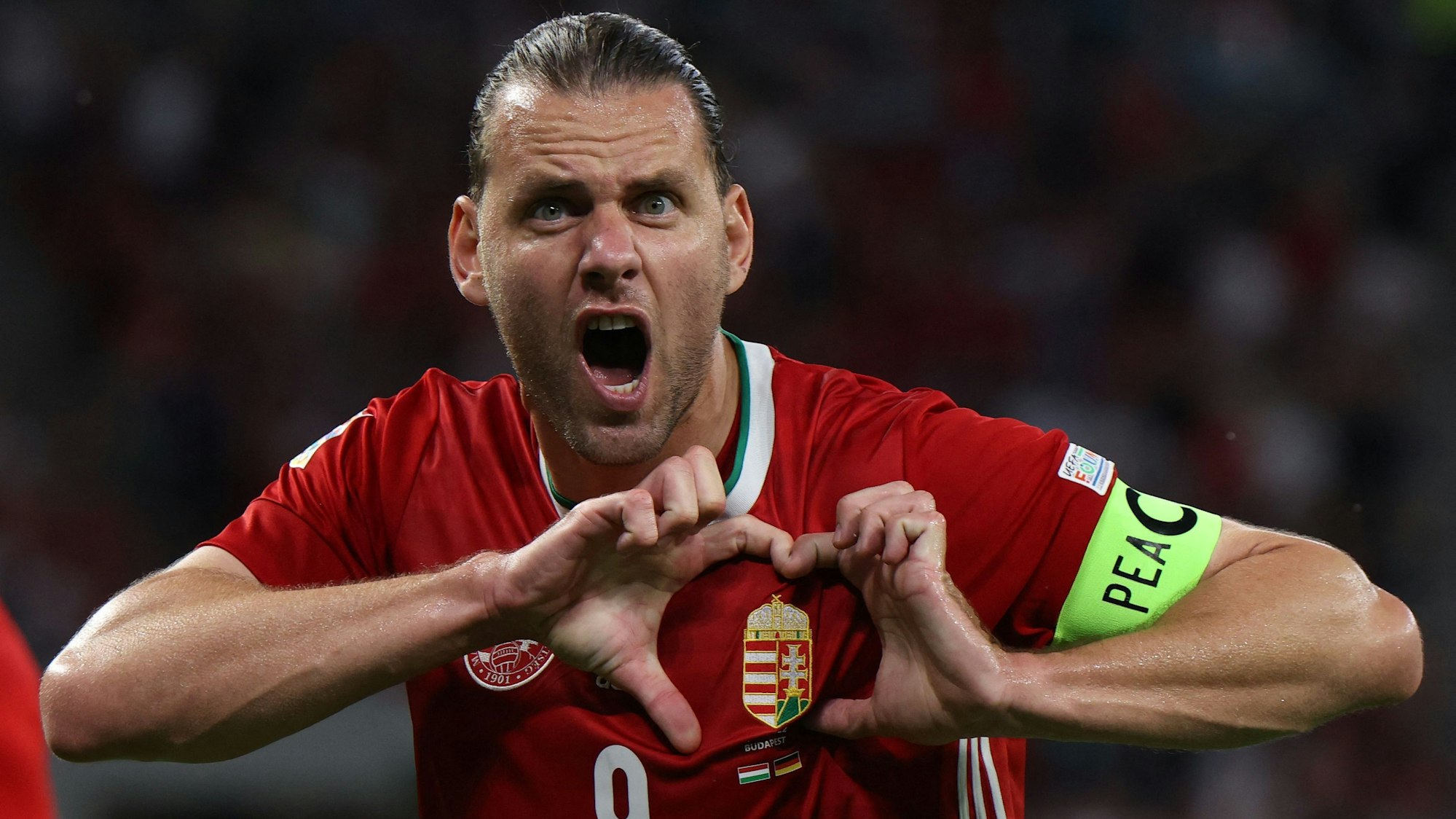 Ungarns Adam Szalai zeigt ein Herz nach dem Tor.