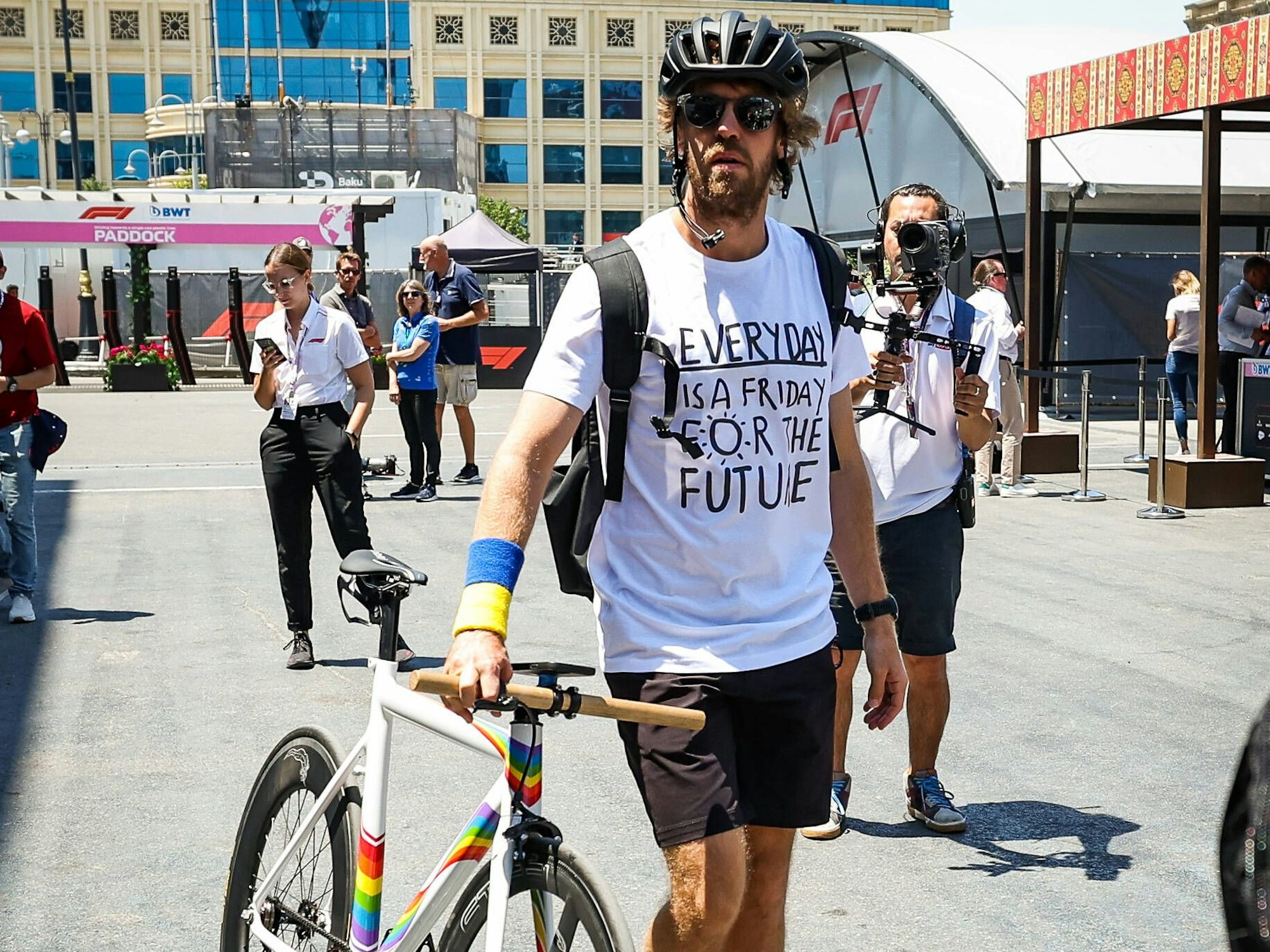 Sebastian Vettel trägt ein weißes T-Shirt mit der Aufschrift „Everyday is a Friday for the Future“.