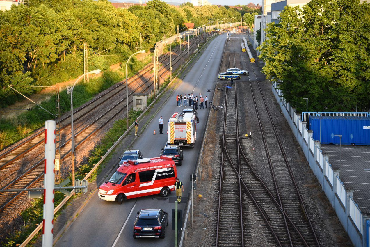 Polizei-Einsatz am 12. Juni 2022 an der Rhenaniastraße in Mannheim, wo ein Mann durch einen Unfall eine 71 Jahre alte Radfahrerin tötete