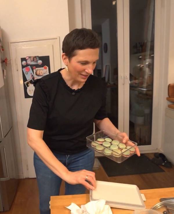 Kandidatin Ilka steht am ersten Tag von „Das perfekte Dinner“ in Münster (TV-Ausstrahlung: 13. Juni 2022) in ihrer Küche.