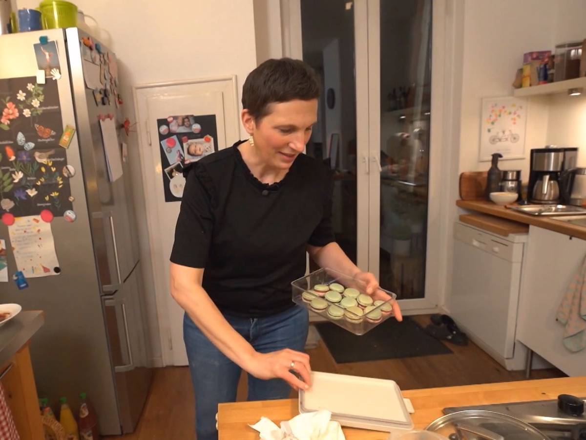 Kandidatin Ilka steht am ersten Tag von „Das perfekte Dinner“ in Münster (TV-Ausstrahlung: 13. Juni 2022) in ihrer Küche.