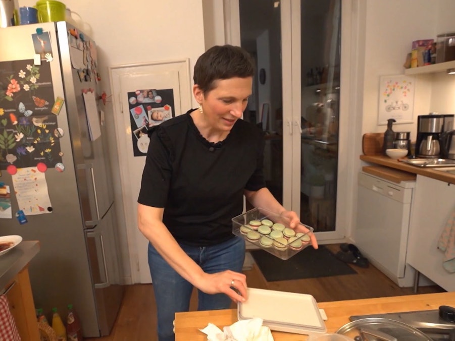 Kandidatin Ilka steht am ersten Tag von „Das perfekte Dinner“ in Münster (TV-Ausstrahlung: 13. Juni 2022) in ihrer Küche.