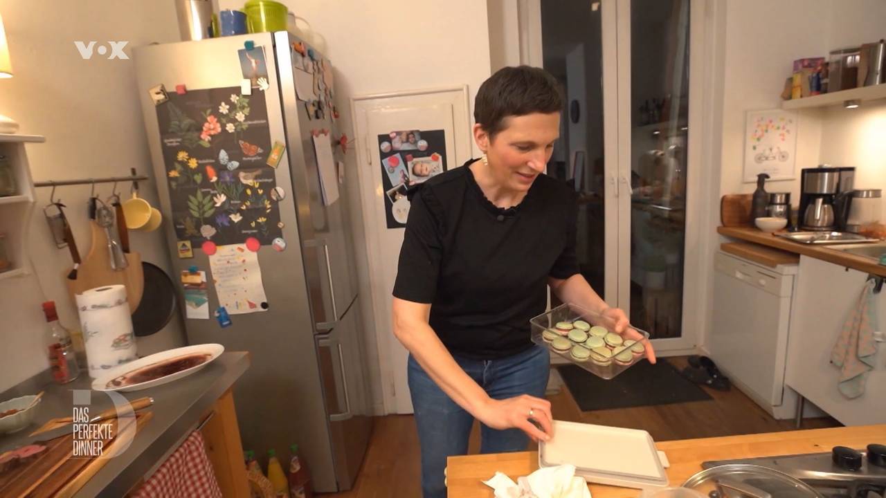 Kandidatin Ilka steht am ersten Tag von „Das perfekte Dinner“ in Münster (TV-Ausstrahlung: 13. Juni 2022) in ihrer Küche.