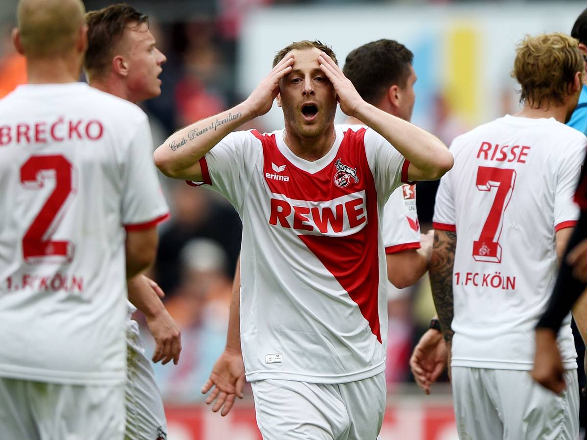 Kölns Matthias Lehmann reagiert nach der Elfmeterentscheidung mit Unverständnis und fasst sich mit beiden Händen an den Kopf.