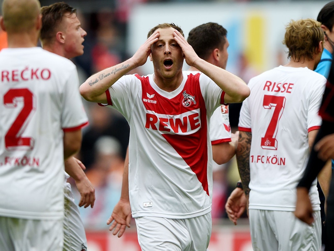 Kölns Matthias Lehmann reagiert nach der Elfmeterentscheidung mit Unverständnis und fasst sich mit beiden Händen an den Kopf.